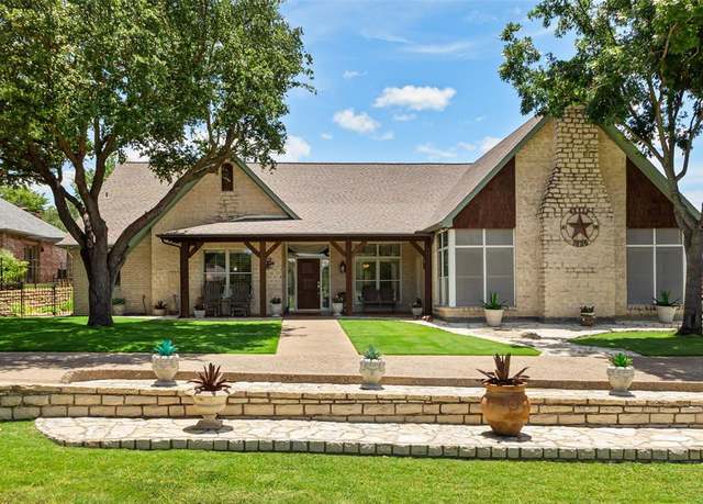 Property at 5217 Fairway Cir, Granbury, TX 76049, 4 beds, 3 baths