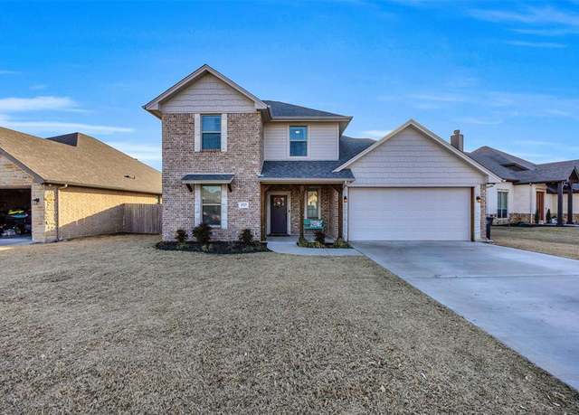 Property at 1717 Lakeway Dr, Cleburne, TX 76033, 4 beds, 3 baths
