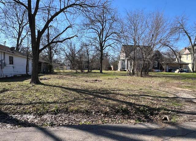 Property at 954 3rd St SE, Paris, TX 75460