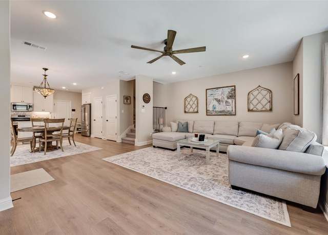 Property at 424 Parkside Dr, Argyle, TX 76226, 3 beds, 2.5 baths