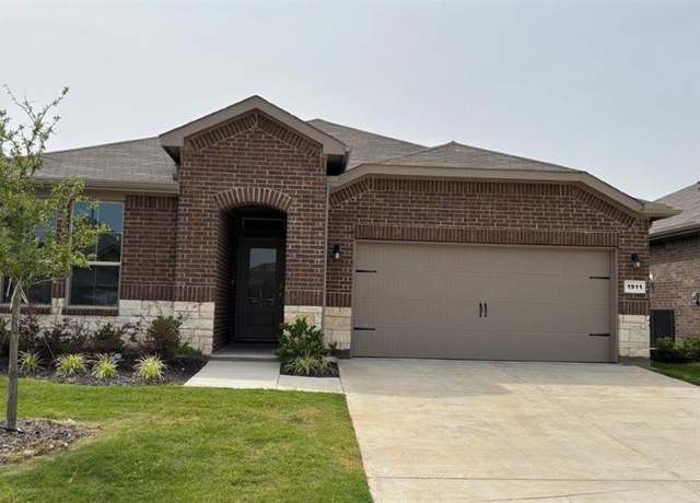 Property at 1911 Jackson St, Cleburne, TX 76033, 5 beds, 3 baths