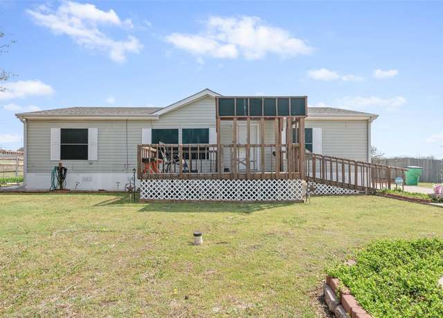 Property at 310 Glenwood St, Gainesville, TX 76240, 3 beds, 2 baths