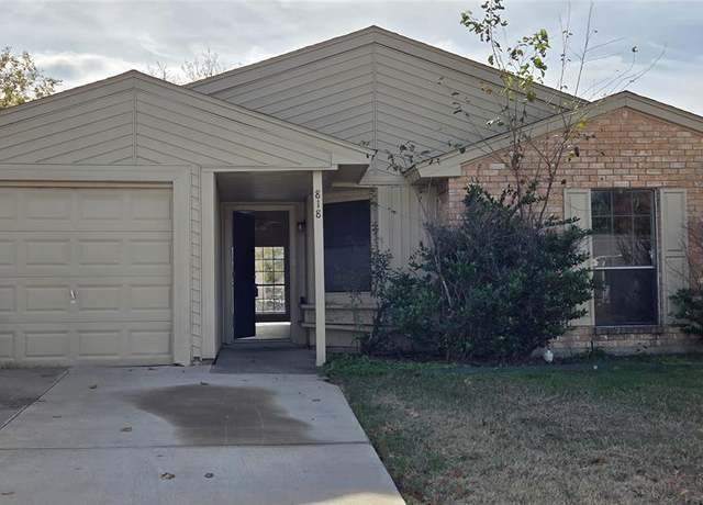 Property at 818 Edgemont Dr, Arlington, TX 76017, 3 beds, 1 bath