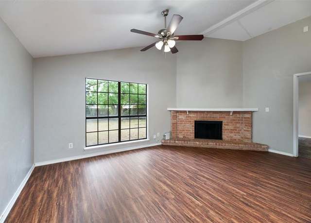 Property at 818 Edgemont Dr, Arlington, TX 76017, 3 beds, 1 bath
