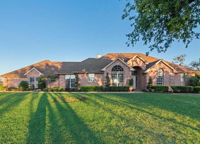 Property at 1101 W Cleburne Rd, Crowley, TX 76036, 4 beds, 3 baths