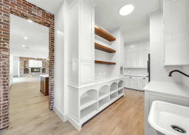 Property at 401 Lution Dr, Weatherford, TX 76087, 6 beds, 7 baths