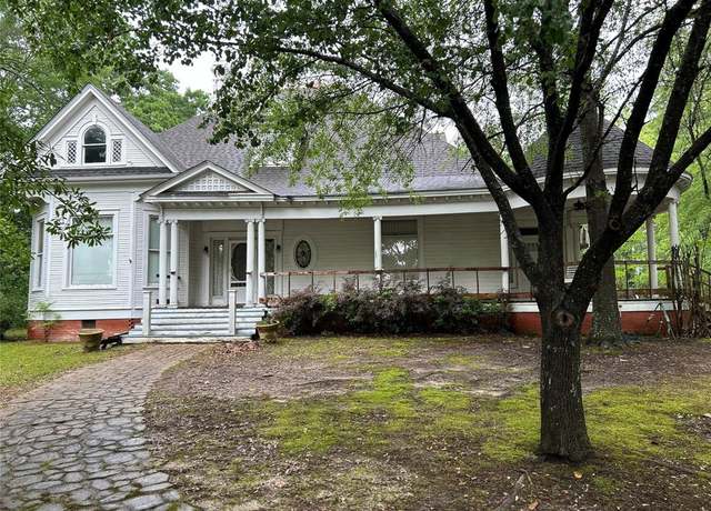 Property at 2605 Victory Dr, Marshall, TX 75672, 3 beds, 2 baths
