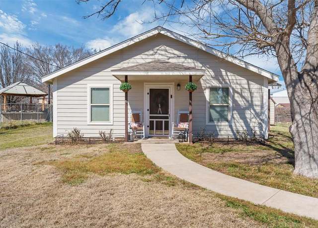 Property at 314 Capricorn Dr, Granbury, TX 76049, 3 beds, 2 baths