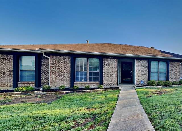 Property at 1613 Chesterfield Dr, Carrollton, TX 75007, 3 beds, 2 baths