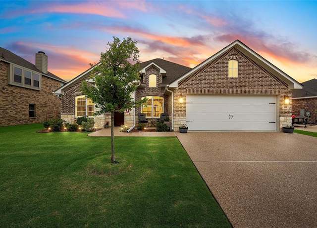 Property at 912 Cumberland St, Mcgregor, TX 76657, 4 beds, 2 baths