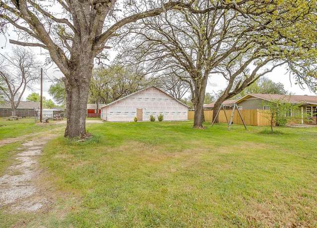 Property at 4004 Pueblo Ct, Granbury, TX 76048, 4 beds, 3 baths