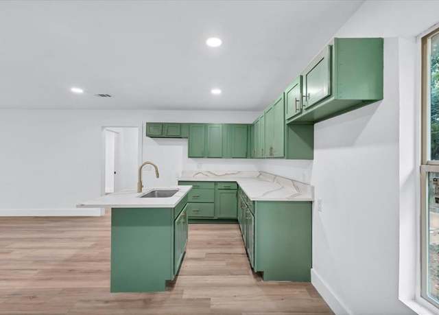 Property at 607 Lombardy Ln, Arlington, TX 76013, 3 beds, 2 baths