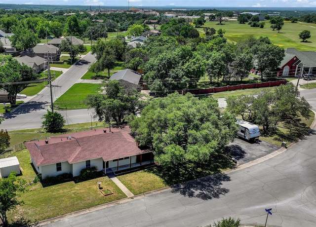 Property at 323 W Rentz St, Weatherford, TX 76086, 3 beds, 2 baths