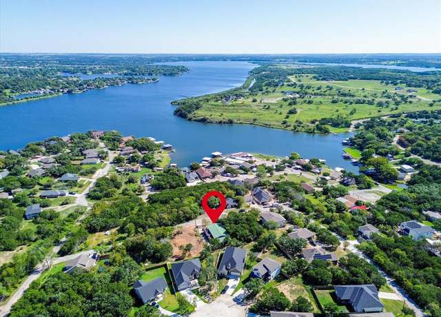 Property at 2712 Austin Dr, Granbury, TX 76048, 3 beds, 2 baths