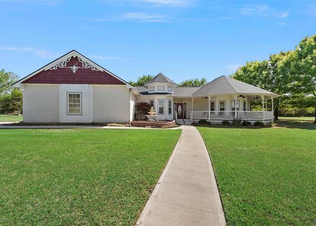 Property at 102 Palmer Dr, Comanche, TX 76442, 3 beds, 2 baths