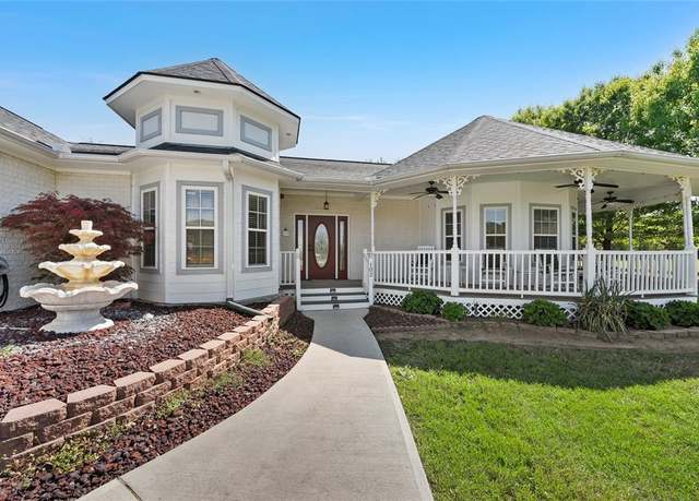 Property at 102 Palmer Dr, Comanche, TX 76442, 3 beds, 2 baths