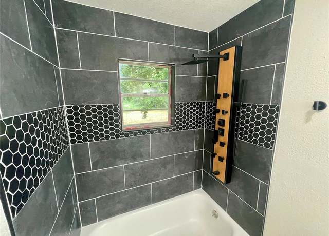 Property at 126 Stephens St, Waxahachie, TX 75165, 3 beds, 1 bath