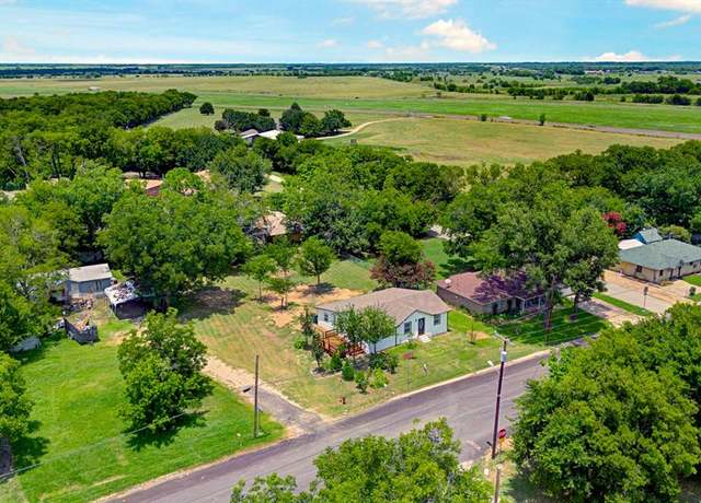 Property at 803 E 9th St E, Kemp, TX 75143, 4 beds, 2 baths