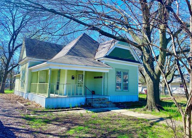 Property at 909 W 10th St, Bonham, TX 75418, 3 beds, 2 baths