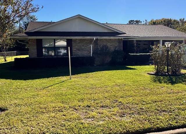Property at 800 Humphrey St, Athens, TX 75751, 4 beds, 3 baths
