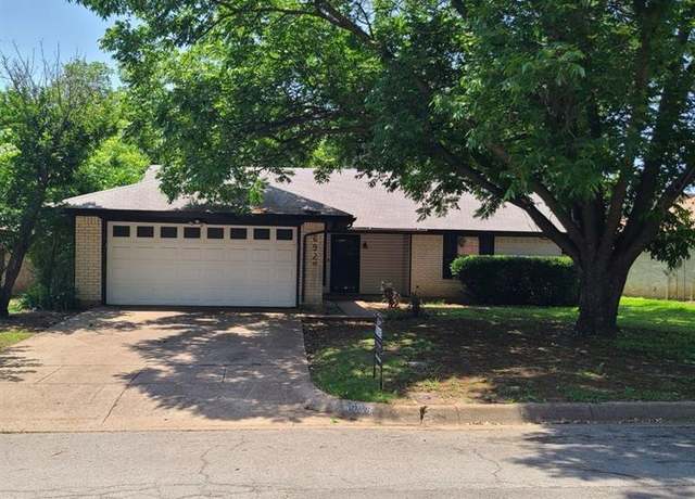 Property at 6928 Loma Dr, Fort Worth, TX 76133, 5 beds, 3 baths