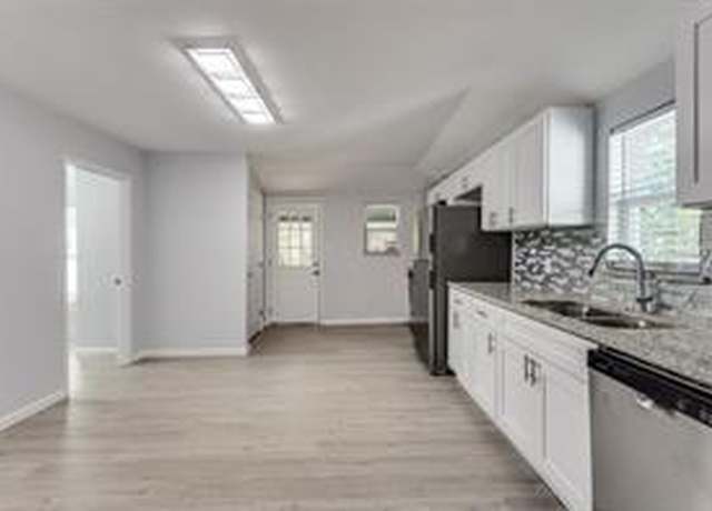 Property at 128 Stephens St, Waxahachie, TX 75165, 3 beds, 1 bath