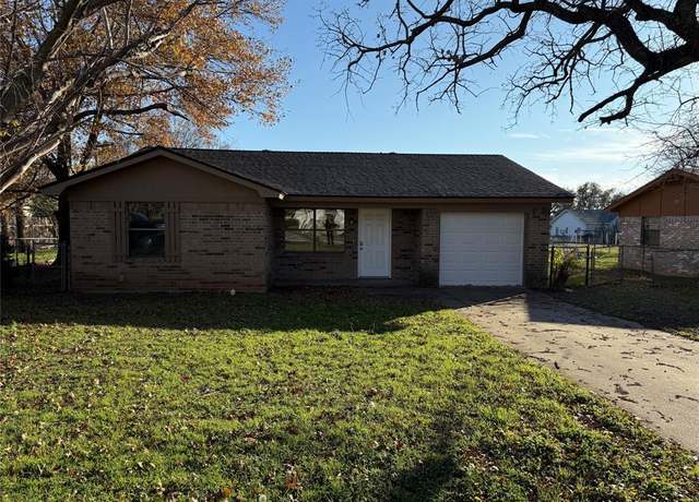 Property at 209 W 3rd St, Weatherford, TX 76086, 3 beds, 1 bath