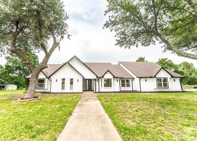 Property at 229 W Oaks Cir, Sulphur Springs, TX 75482, 5 beds, 3 baths
