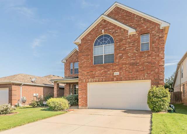 Property at 4021 Petersburg Dr, Fort Worth, TX 76244, 4 beds, 2.5 baths