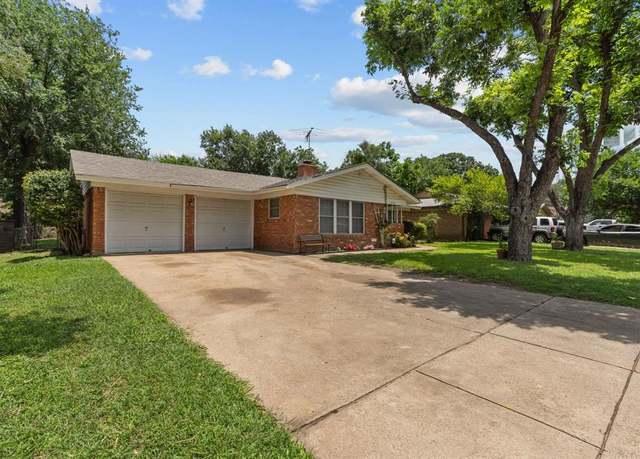 Property at 1021 Blue Lake Dr, Fort Worth, TX 76103, 3 beds, 2 baths