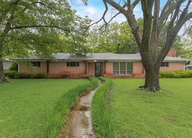 Property at 2009 Franklin Ave, Bonham, TX 75418, 3 beds, 2 baths