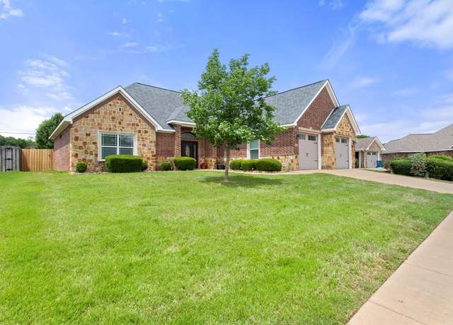Property at 725 White Bear Trl, Lindale, TX 75771, 3 beds, 2 baths