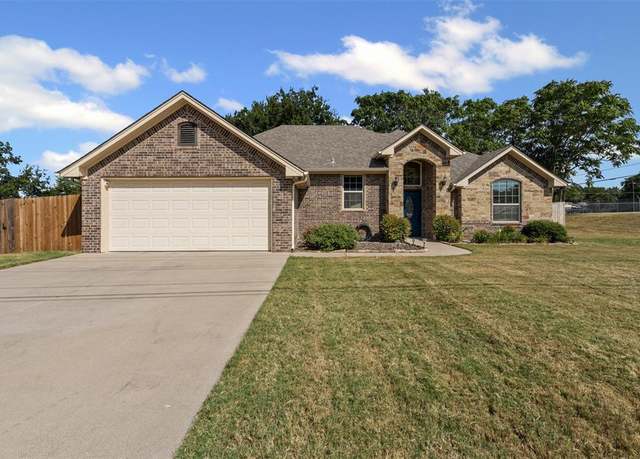 Property at 306 Knob Hill Dr, Granbury, TX 76048, 3 beds, 2 baths