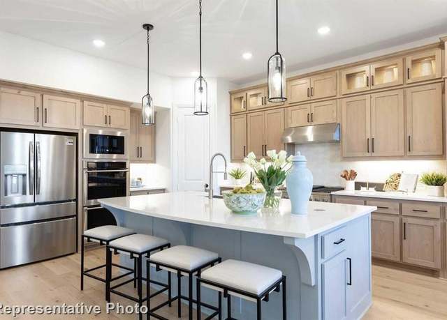Property at 549 Lockhart St, Waxahachie, TX 75165, 5 beds, 5.5 baths