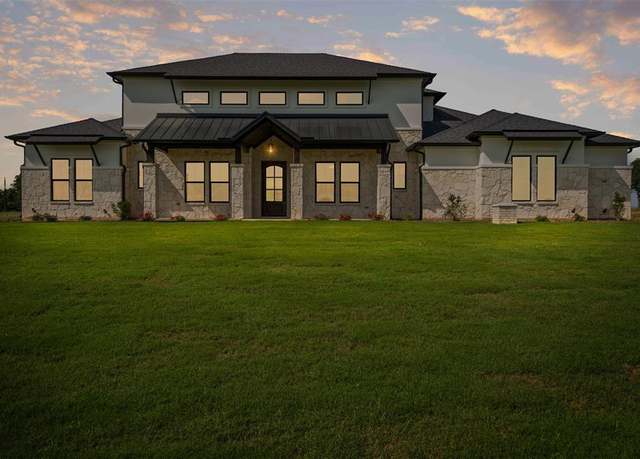 Property at 560 Royal Santana Run, Weatherford, TX 76087, 4 beds, 3 baths