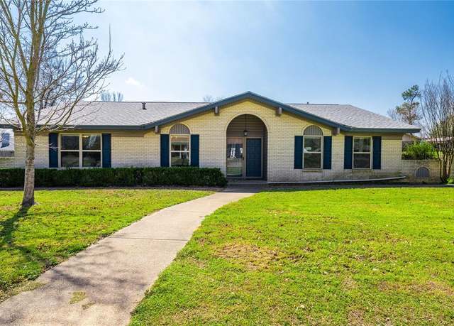 Property at 902 Bradley Dr, Athens, TX 75751, 3 beds, 2 baths