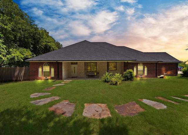 Property at 16360 University Dr, Forney, TX 75126, 4 beds, 3 baths
