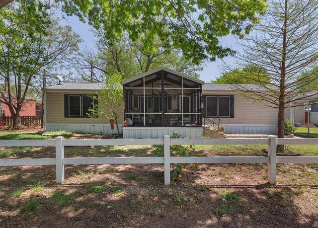 Property at 5425 Lake View Dr, Granbury, TX 76048, 3 beds, 2 baths