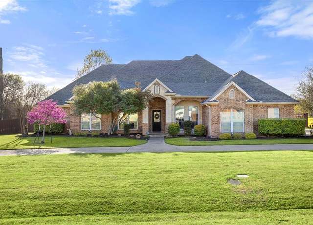 Property at 1925 Willow Bend Dr, Oak Leaf, TX 75154, 4 beds, 2.5 baths