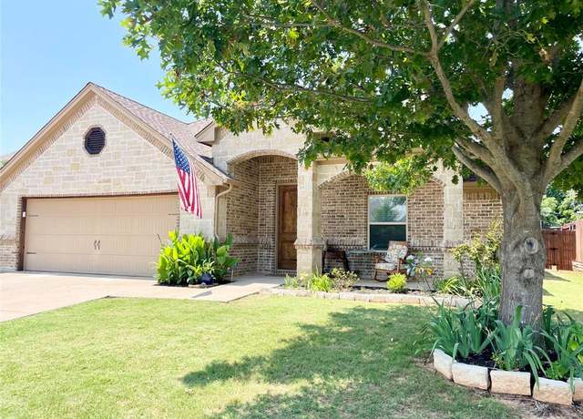 Property at 110 Donna Cir, Granbury, TX 76049, 4 beds, 3 baths