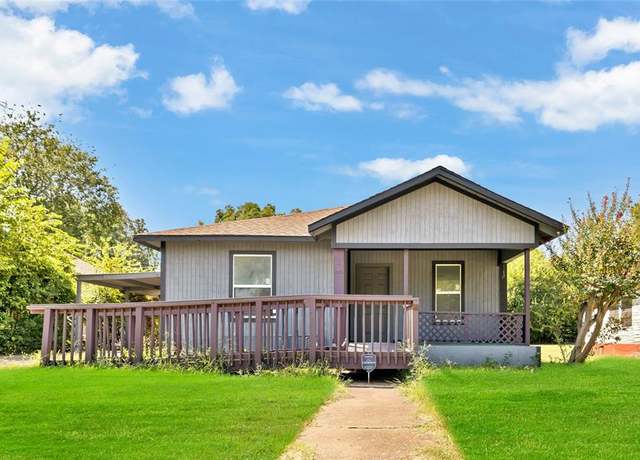 Property at 1038 E Maddox Ave, Fort Worth, TX 76104, 3 beds, 2 baths