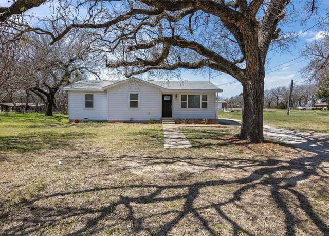 Property at 204 Pine St, Chico, TX 76431, 3 beds, 1 bath