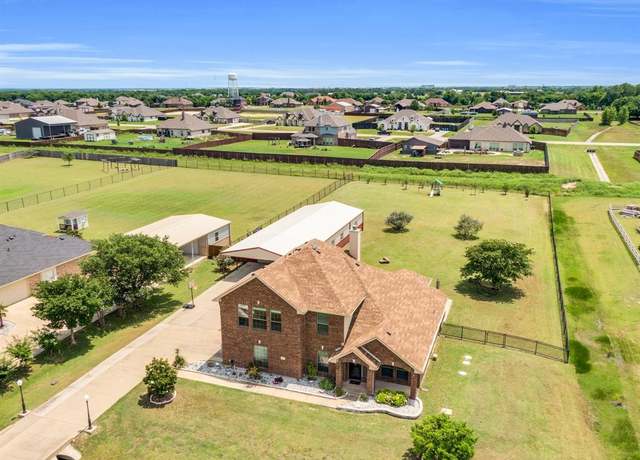Property at 136 Devonshire Dr, Waxahachie, TX 75167, 4 beds, 2.5 baths
