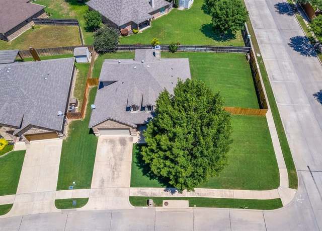 Property at 400 Commonwealth Dr, Saginaw, TX 76179, 3 beds, 3 baths