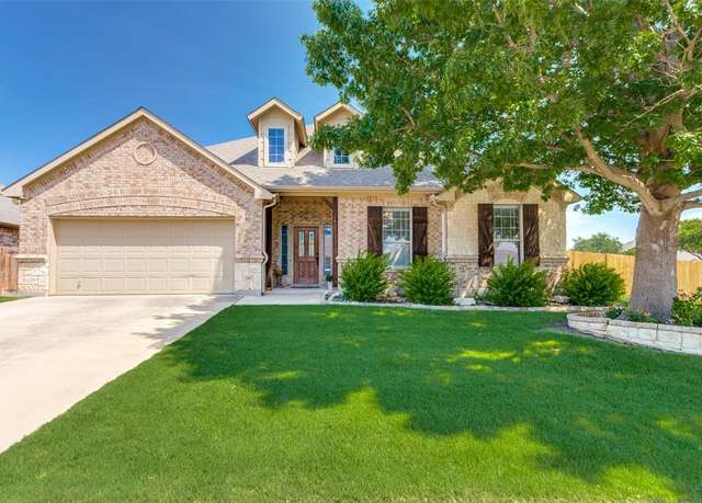 Property at 400 Commonwealth Dr, Saginaw, TX 76179, 3 beds, 3 baths