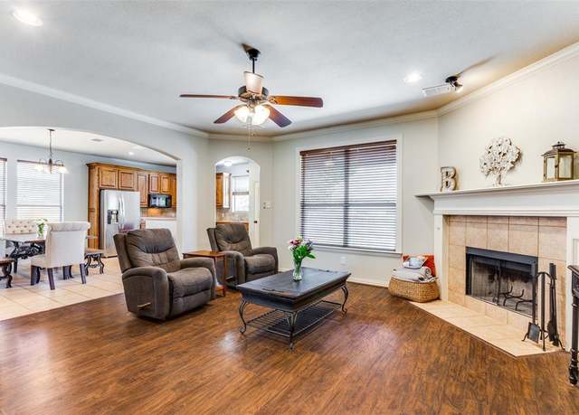 Property at 400 Commonwealth Dr, Saginaw, TX 76179, 3 beds, 3 baths