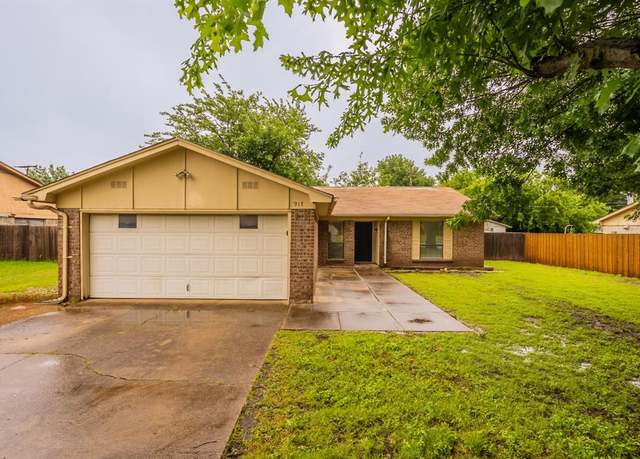 Property at 917 Cottonwood Trl, Benbrook, TX 76126, 3 beds, 2 baths