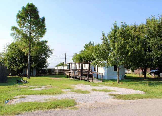 Property at 908 E Beth St, Whitney, TX 76692, 3 beds, 1 bath