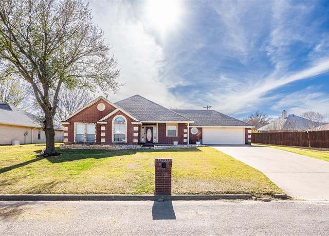 Property at 1466 Oakwood Dr, Stephenville, TX 76401, 3 beds, 2 baths