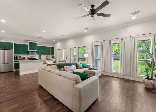 Property at 1102 S 29th St, Corsicana, TX 75110, 4 beds, 2 baths